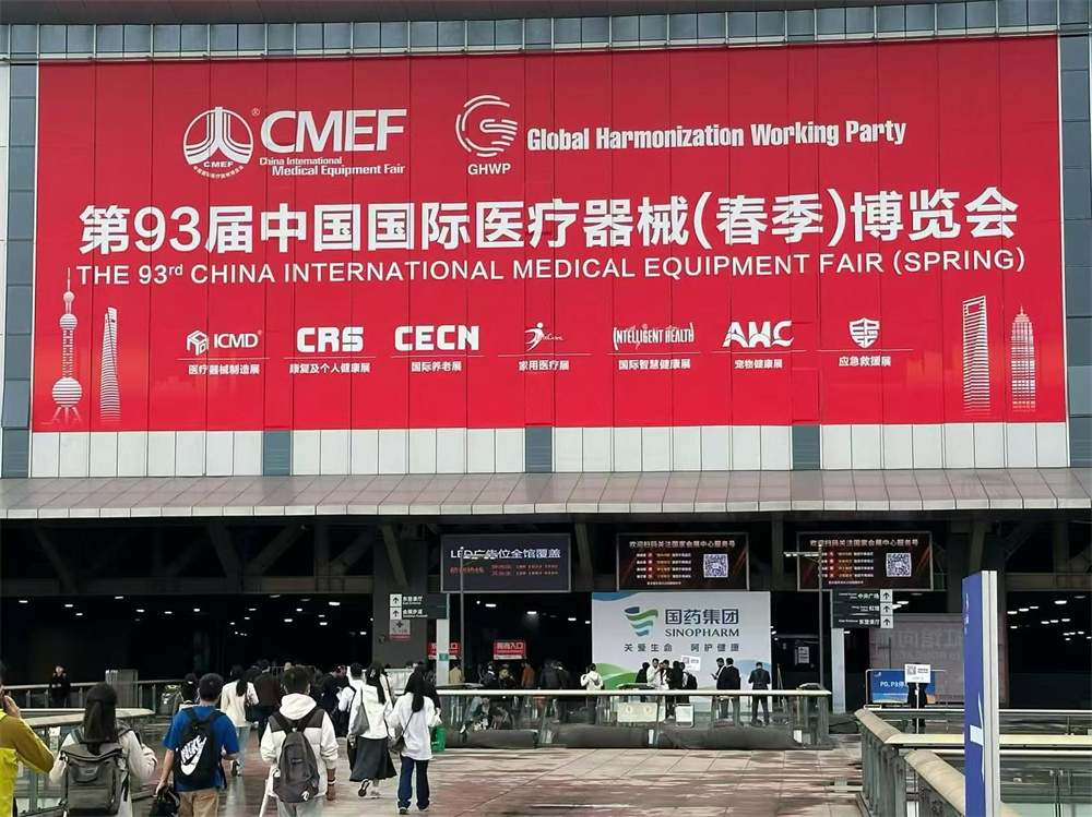 邦恩機(jī)械攜視覺檢測棉簽機(jī)亮相上海醫(yī)博會